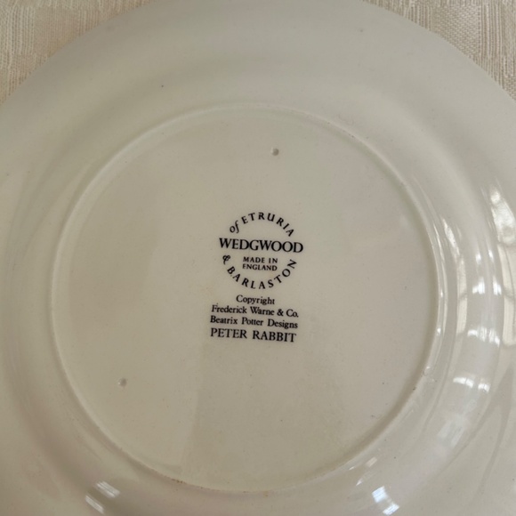 Vintage Beatrix potter Peter Rabbit Wedgewood plate with Mrs. Rabbit 7” - Picture 2 of 2